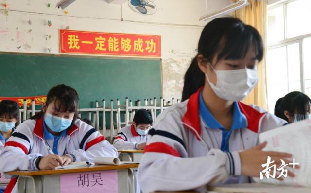 4月27日，連州第一批返校的初三、高三學(xué)生已經(jīng)返校。記者黃津 攝