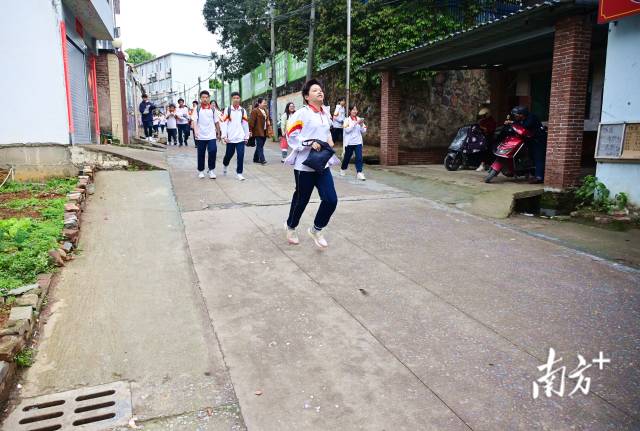 連州市慧光中學(xué)校門口道路干爽整潔，一改過往污水橫流模樣。黃津 攝